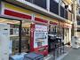 コンビニ　ニューヤマザキデイリーストア根津北嶋店（コンビニ）まで292m