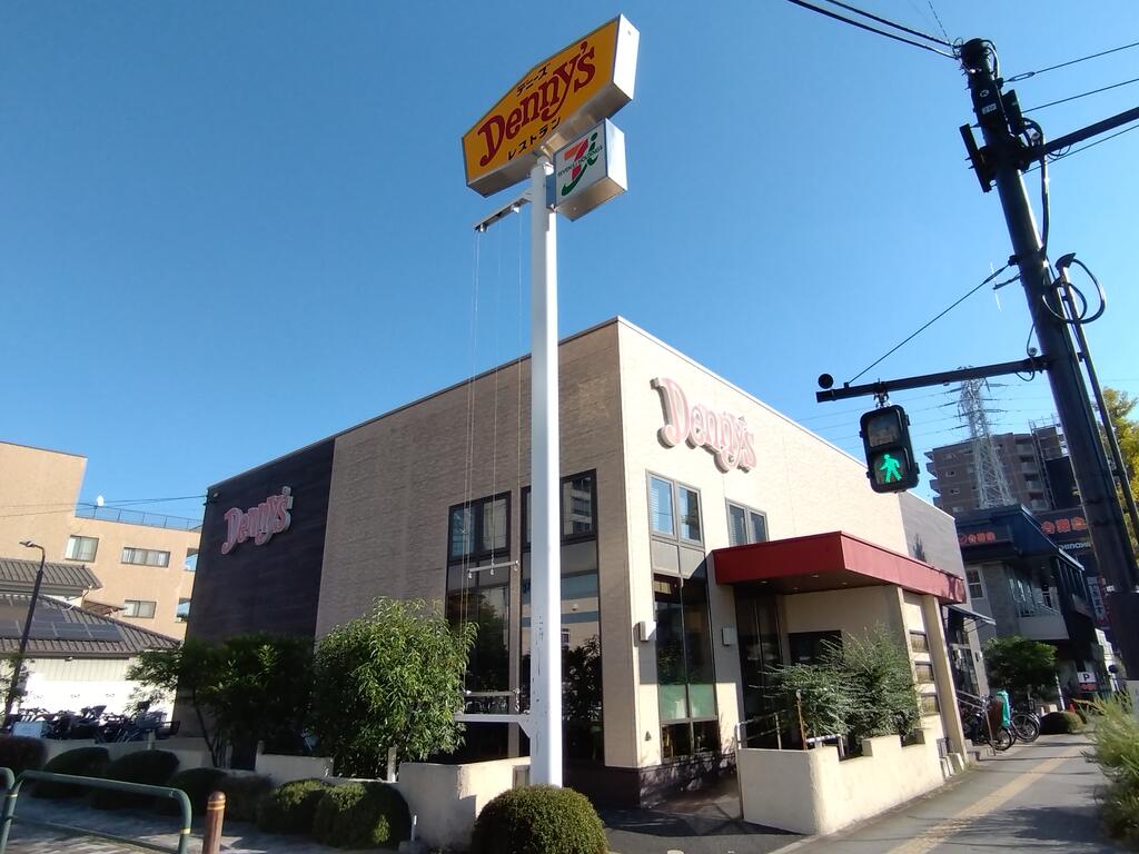 飲食店　デニーズ梅島店（飲食店）まで182m