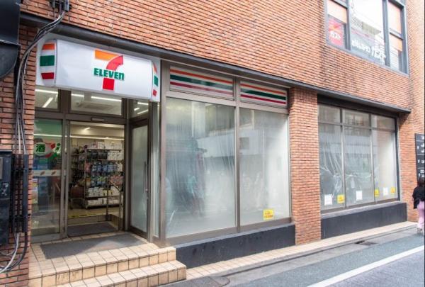 コンビニ　セブンイレブン下北沢駅南口店（コンビニ）まで371m