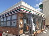 コンビニ　セブンイレブン浦添宮城5丁目店（コンビニ）まで60m