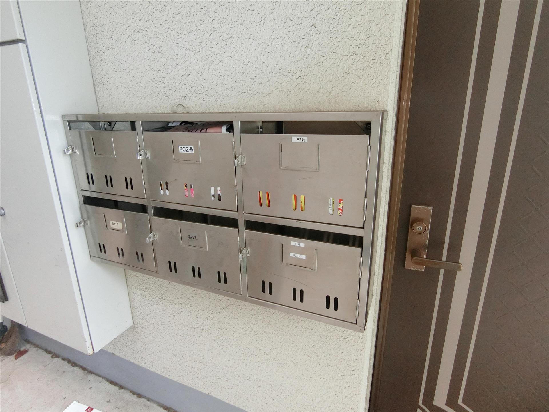 エントランス　共用部に集合ポスト完備しています♪