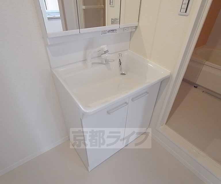 洗面設備　きれいな洗面台です。