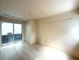 居室・リビング　洋室7.1帖☆テラスに繋がる角部屋二面採光のお部屋です！クロ
