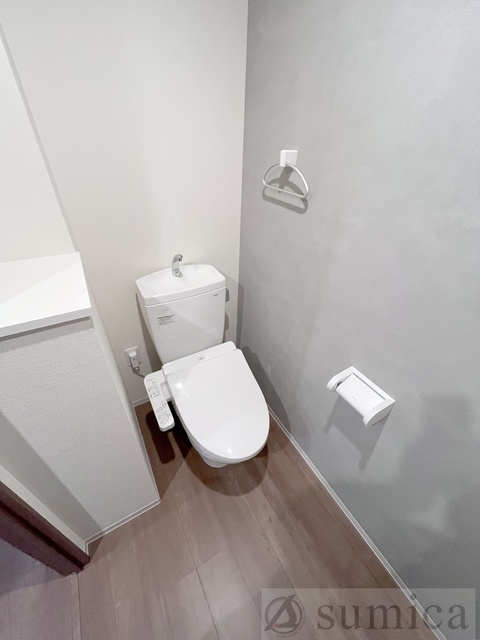 トイレ　人気アイテムの温水洗浄便座。清潔感のあるトイレです。