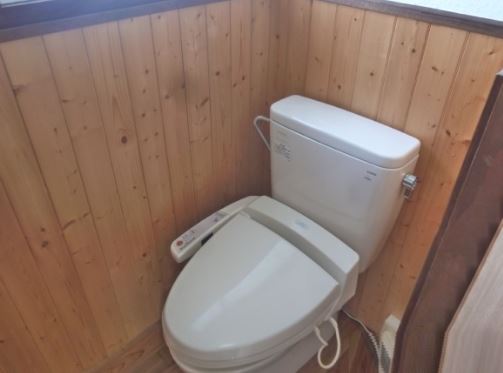 トイレ　落ち着いた色調のトイレです