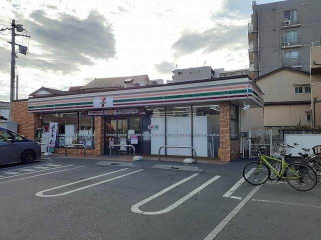 コンビニ　セブン　さいたま日進駅東店（コンビニ）まで550m