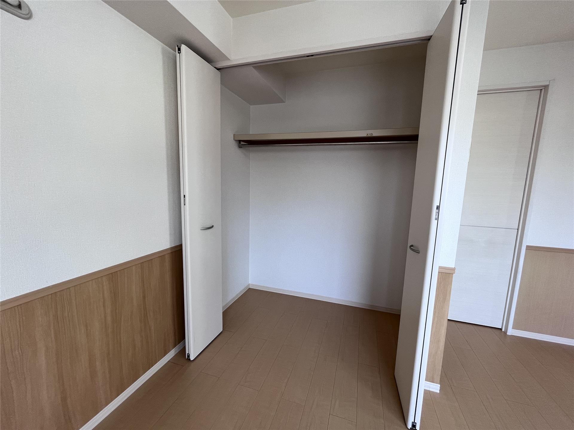 収納　洋服も掛けて収納できるクローゼット♪