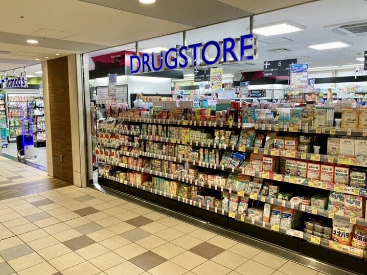 ドラックストア　トモズ アコルデ代々木上原店（ドラッグストア）まで737m