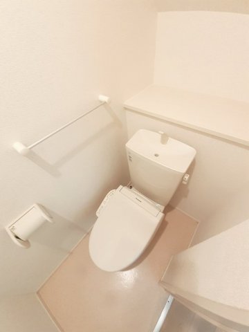 トイレ　落ち着いた色調のトイレです