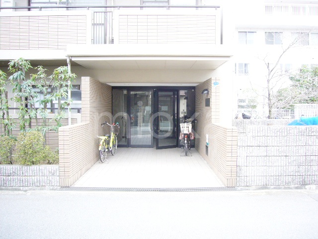 エントランス　落ち着いたエントランスです