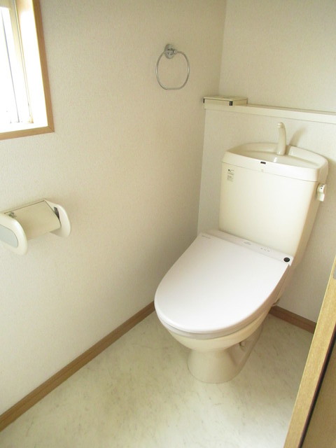 小田急線 参宮橋駅 徒歩3分 2階建 築21年のトイレ写真