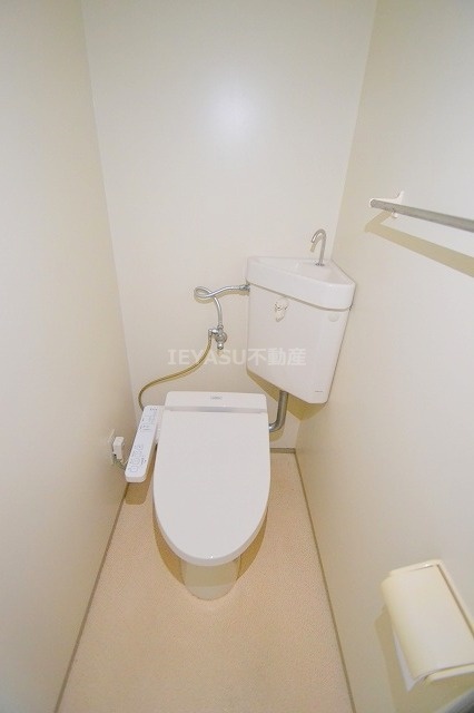 広島電鉄宇品線 中電前駅 徒歩9分 8階建 築28年のトイレ写真