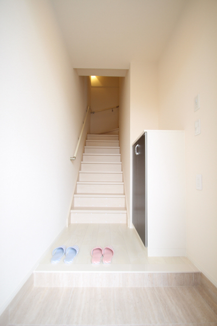 玄関　※２階の部屋のお写真です。