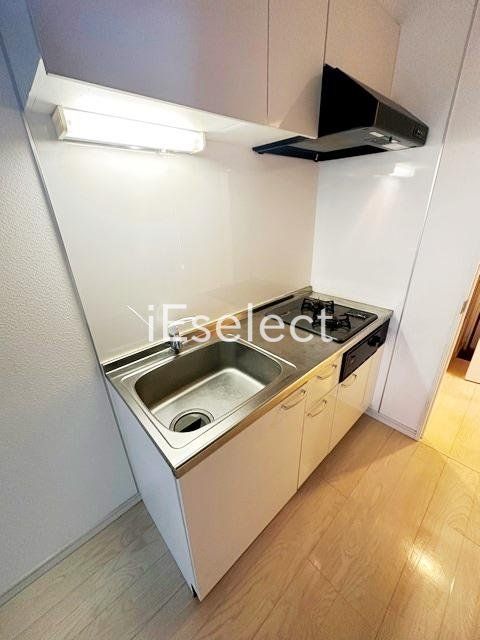 キッチン　２口システムキッチン付き。調理スペースあって料理も楽々♪