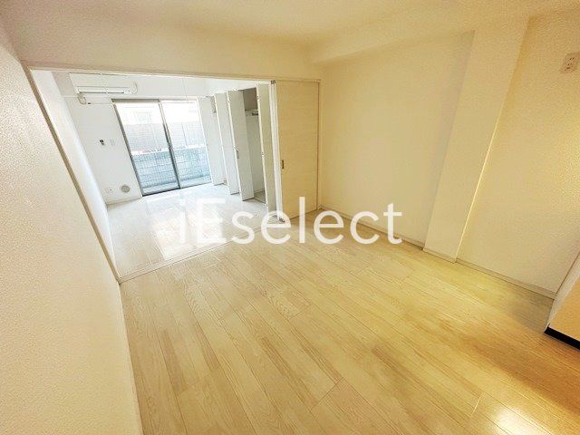 居室・リビング　お部屋に収納があるので広々使えますね