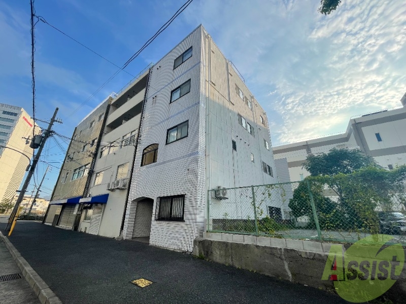 建物外観　タイル張りの建物です