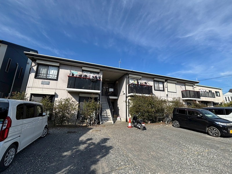 小田急小田原線 本厚木駅 バス乗車時間：11分 最寄りバス停で下車 徒歩10分 築32年