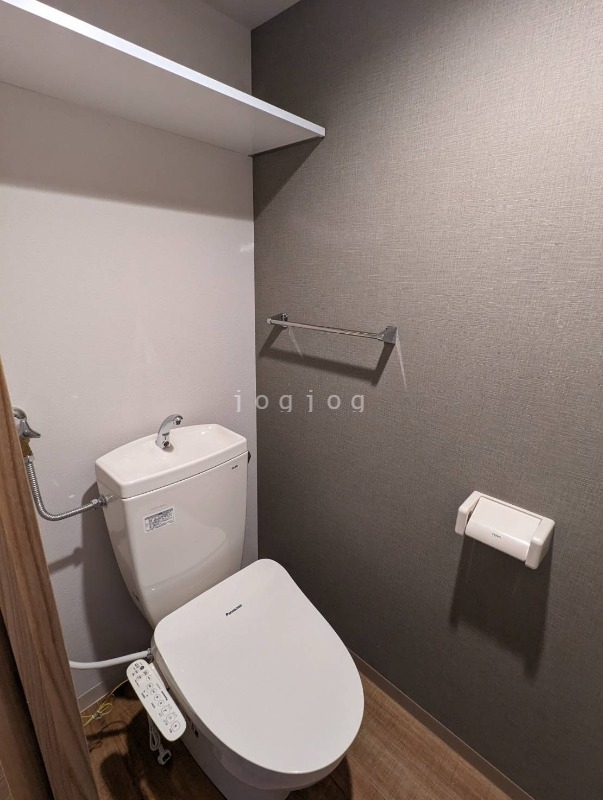 トイレ　嬉しい温水洗浄便座付きのトイレです。
