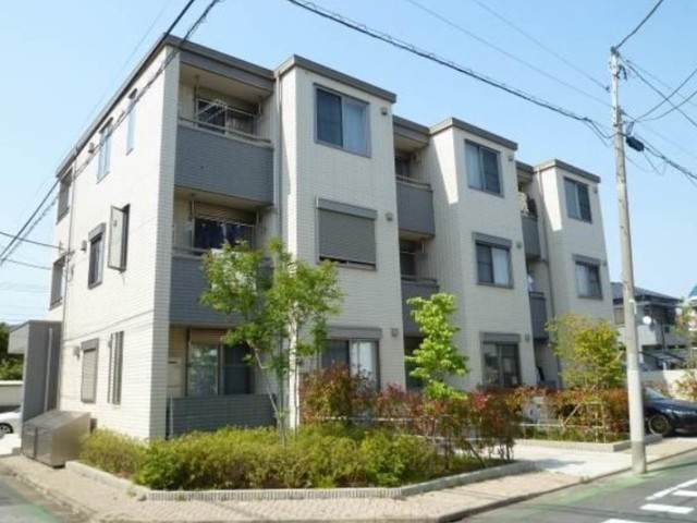 建物外観　３階建ての賃貸マンション