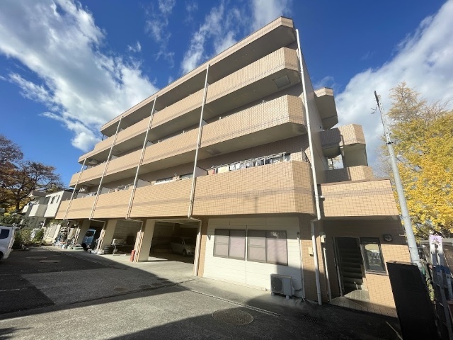 建物外観　イチョウ並木の大通りに面した建物です