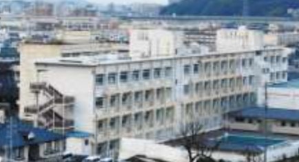 中学校　広島市立温品中学校（中学校）まで831m