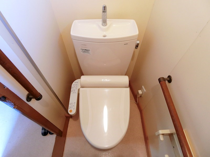 京王線 笹塚駅 徒歩14分 2階建 築67年のトイレ写真