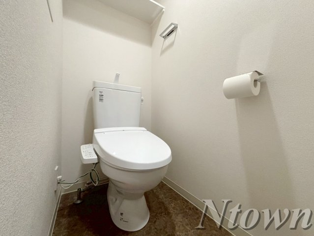 トイレ　落ち着いた色調のトイレです