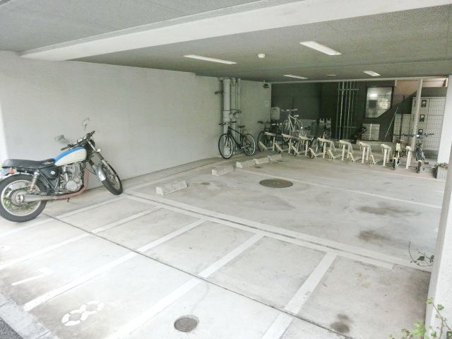 駐車場　車もバイクも置けます