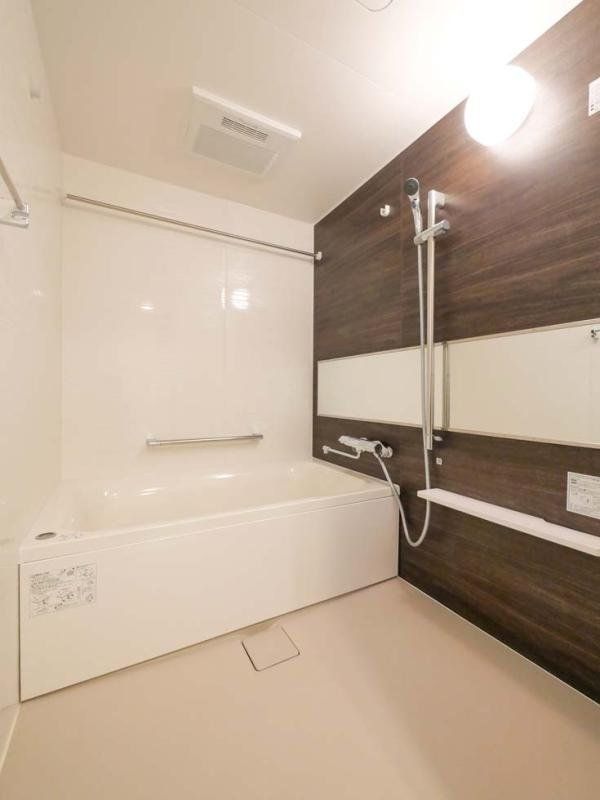 バス・シャワールーム　※同タイプの別のお部屋です。