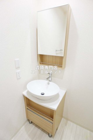 洗面設備　清潔感ある独立洗面台で毎日気持ちよく♪