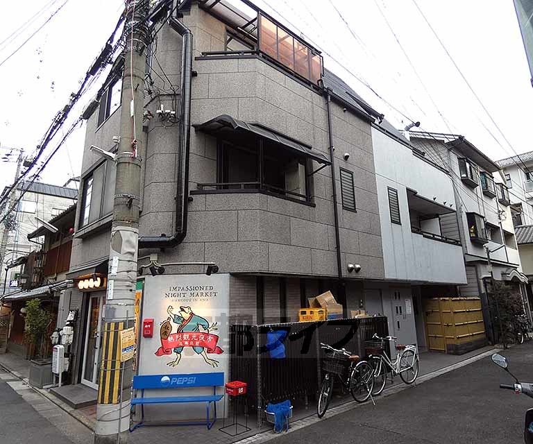 京都市下京区綾材木町のマンションの建物外観