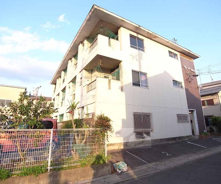 【京都市右京区嵯峨野西ノ藤町のマンションの建物外観】