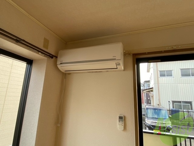 その他設備　エアコンはこちらのリビングの角にあります