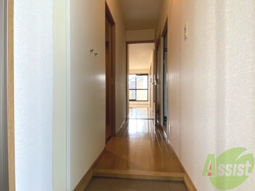 玄関　玄関を入ると正面がリビング、左手にお風呂、トイレです