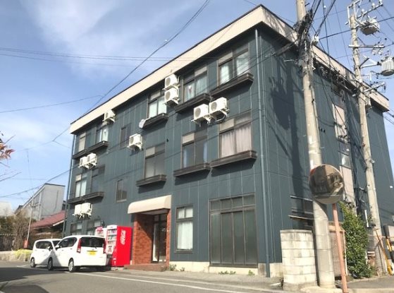 松本市女鳥羽のマンションの建物外観