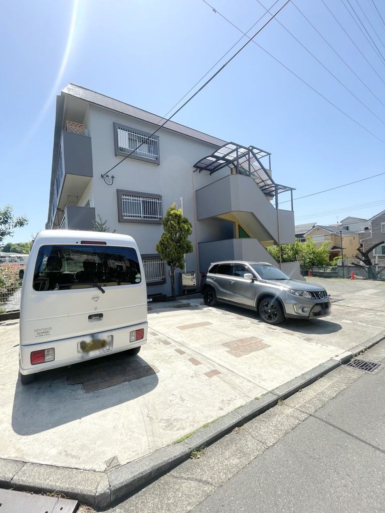 【横浜市青葉区梅が丘のマンションの駐車場】