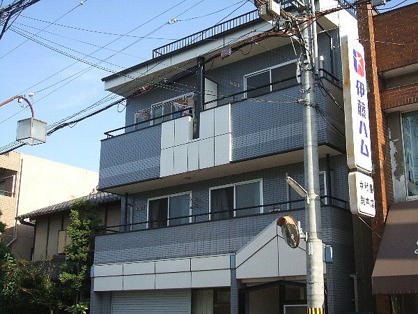 【荒木マンションの建物外観】