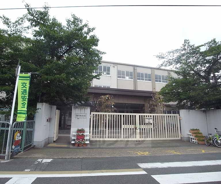 【京都市右京区太秦皆正寺町のマンションの小学校】