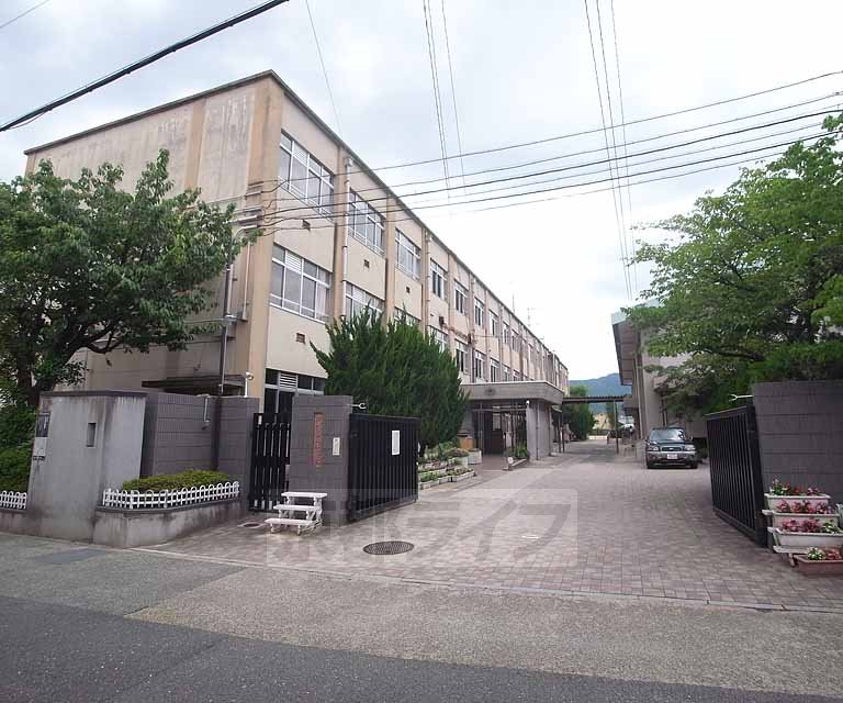 【京都市右京区太秦皆正寺町のマンションの中学校】