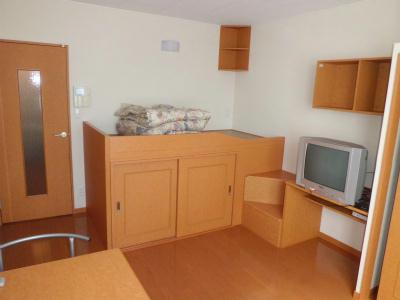 居室・リビング　棚や収納がいっぱいです。