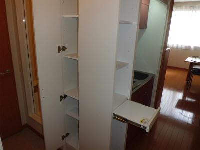 収納　キッチン横の棚。小物の収納に便利です。