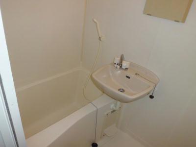 バス・シャワールーム　洗面台付きのバスルーム。