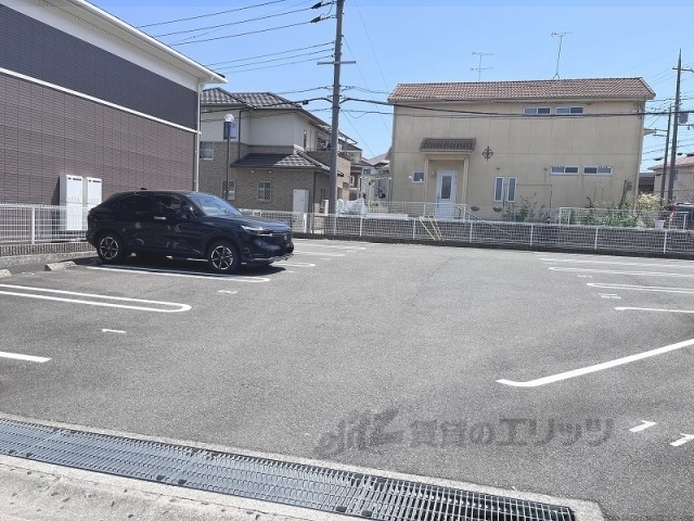 【木津川市梅美台のアパートの駐車場】