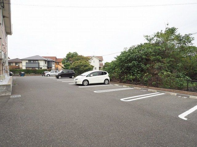 【ラビアンローズ　IIの駐車場】