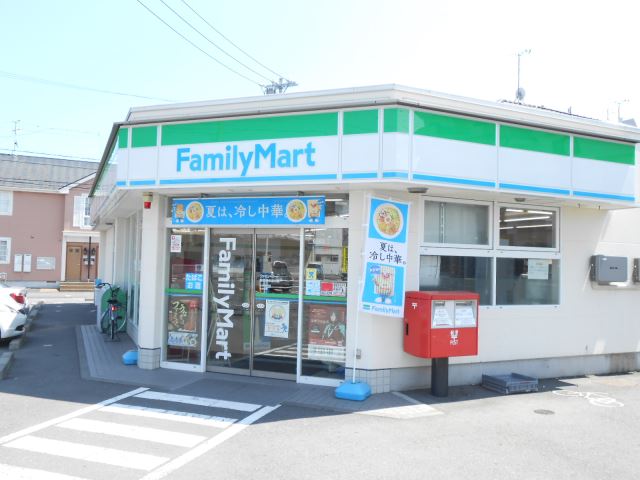 コンビニ　ファミリーマート（コンビニ）まで390m