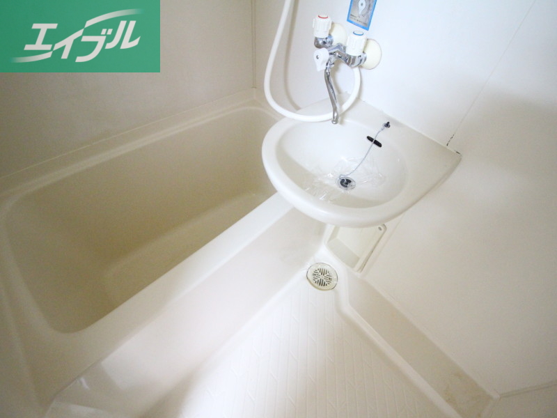 バス・シャワールーム　同物件別部屋の写真です