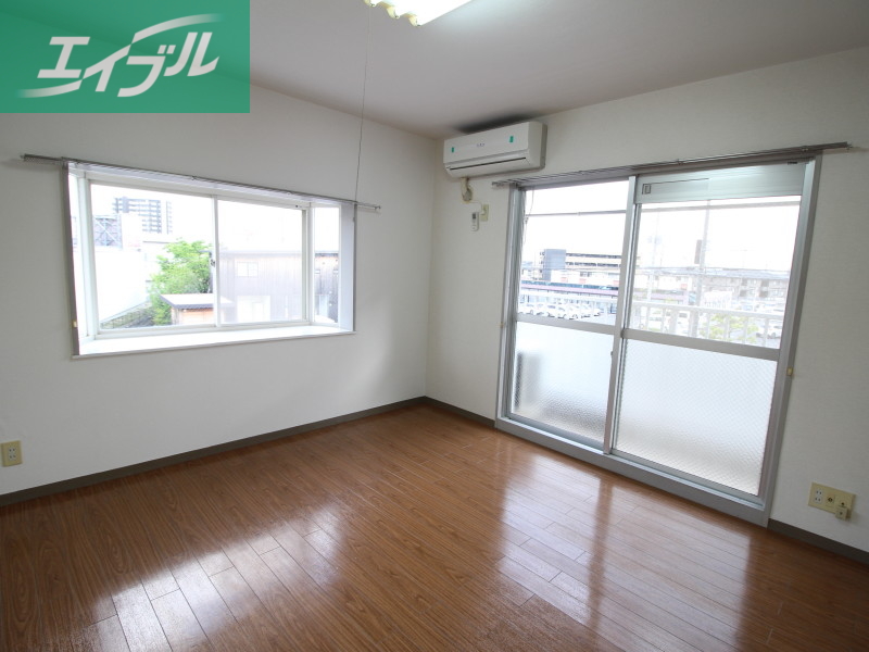 居室・リビング　同物件別部屋の写真です