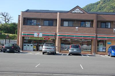 コンビニ　セブンイレブン（コンビニ）まで74m