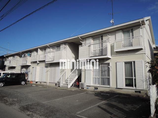 建物外観　前が駐車場なので日当たり良好です。