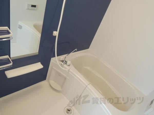 バス・シャワールーム　画像は反転タイプの部屋のものです。